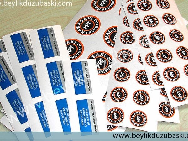 Roland marka dijital baskı makinasında baskes etiket imalatıdır, özel bıçak gerektirmeyen dış mekan şartlarına dayanıklı az adetlerde baskılarda da ekonomik üretim sağlanabilen baskes etiket imalatımızdır. Samsun baskes etiket baskısı, Tekkeköy baskes etiket baskısı, Yakuplu baskes etiket baskısı, Beykop baskes etiket baskısı, Atakum baskes etiket baskısı, Haramidere baskes etiket baskısı, ilkadım baskes etiket baskısı, Hadımköy baskes etiket baskısı, Taflan baskes etiket baskısı, istanbul baskes etiket baskısı,