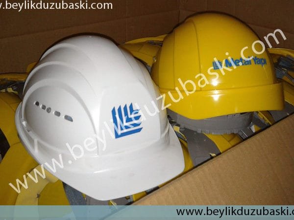 Baret üzerine, firmamız atölyesinde baskı, yapılmaktadır, inşaat baretleri, yapı ve kullanılan malzeme, itibariyle baskı tutmamaktadır, baskılar kazınmakta, ve kısa sürede çıkmaktadır, Firmamız geliştirdiği, boya ile baretler üzerine, baskıları tutturmakta ve hızlı, teslimat yapmaktadır,