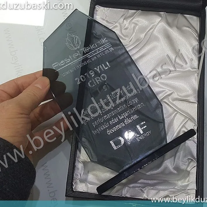 kristal plaket, lazer kazıma kristal plaket, beylikdüzü kristal plaket, siyah kristal plaket, deri kutulu siyah plaket, kaliteli plaket