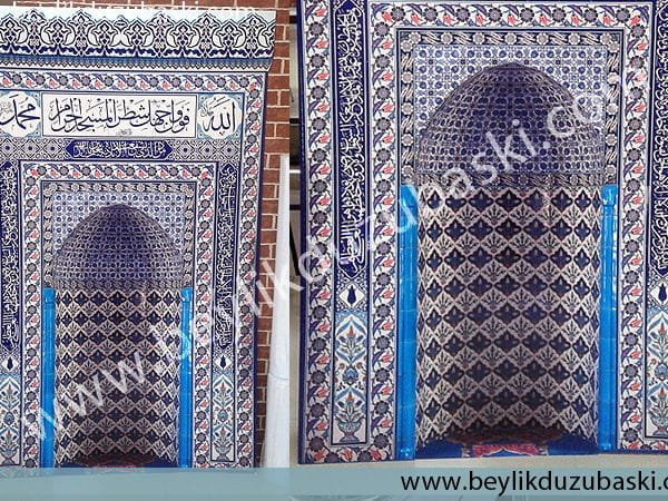 İşyerlerindeki mescitler için üretimini yaptığımız çini görünümlü mihrap örneğidir, mescitlerde kullanım için ürettiğimiz mihrap örneği baskısı örneğimizdir.