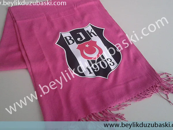 Müşteri tarafından getirilen şal üzerine Beşiktaş logosu basılan üründür, Sizlerde istediğiniz t-shirt, şal veya kullanım eşyanız üzerine logo, isim yada tasarımlarınızı bastırabilirsiniz.