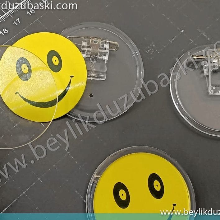 içleri değişen, 5cm çapında, yaka kokartı, içine kağıt konulabilir, istenildiği zaman değiştirilebilir, şeffaf plastikten, üretilmiş üründür, kişiselleştirilebilir, sürekli kullanılabilir, yaka isimliği, kokart, rozet