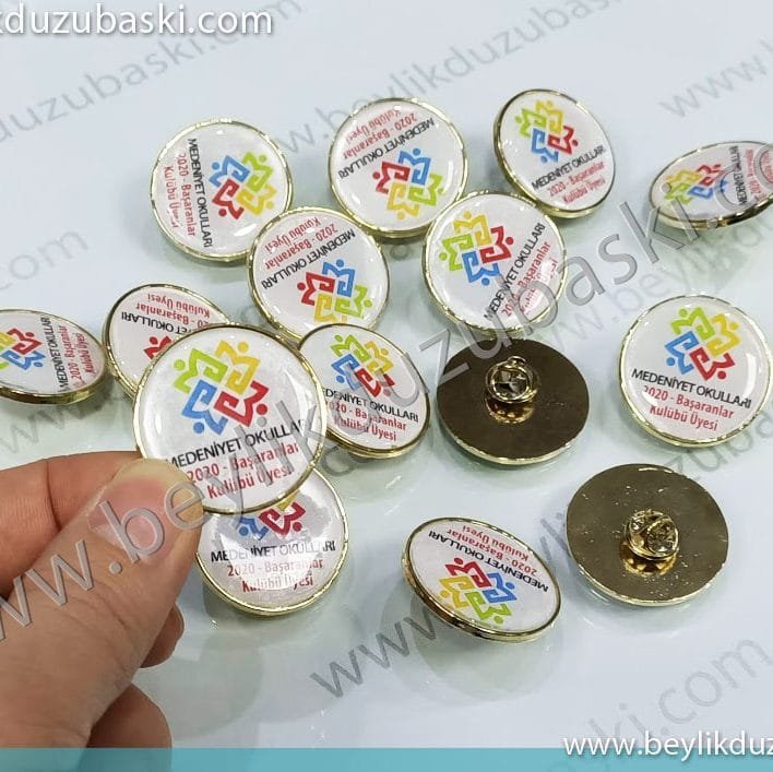 yaka rozeti, üç santim çapında büyük rozet üretimi, medeniyet okulları için rozet baskısı, yuvarlak altın renkte rozet baskısı, acail rozet baskılarıbı bekleyip alabilirsiniz, beylikdüzü rozet imalat, hızlı üretim