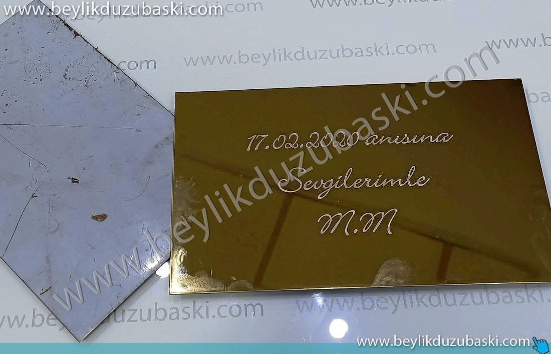 ayna gibi, çelik, parlak, metal üzerine, lazer ile baskı yapılmıştır, ürünleri müşteri getirir, baskıları bekler, alır ayna gibi, çelik, parlak, metal üzerine, lazer ile baskı yapılmıştır, ürünleri müşteri getirir, baskıları bekler, alır