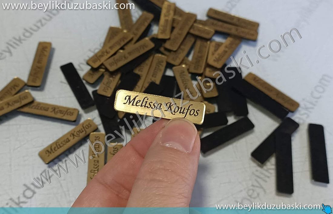 lazer kazımalı, plastik levhalar, 1 mm kalınlığında, altın yada gümüş görünümlü, pleksi görünümlü levha baskısı lazer kazımalı, plastik levhalar, 1 mm kalınlığında, altın yada gümüş görünümlü, pleksi görünümlü levha baskısı