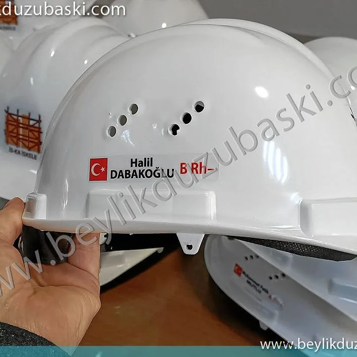 logo baskılı baret, isim ve kan grubu baskılı baret, acil baret siparişi alınır, az adet baretlerde şeffaf etiket baskı uygulanır, baskıalr dış ortama dayanıklıdır, çıkmaz kazınmaz, silinmez