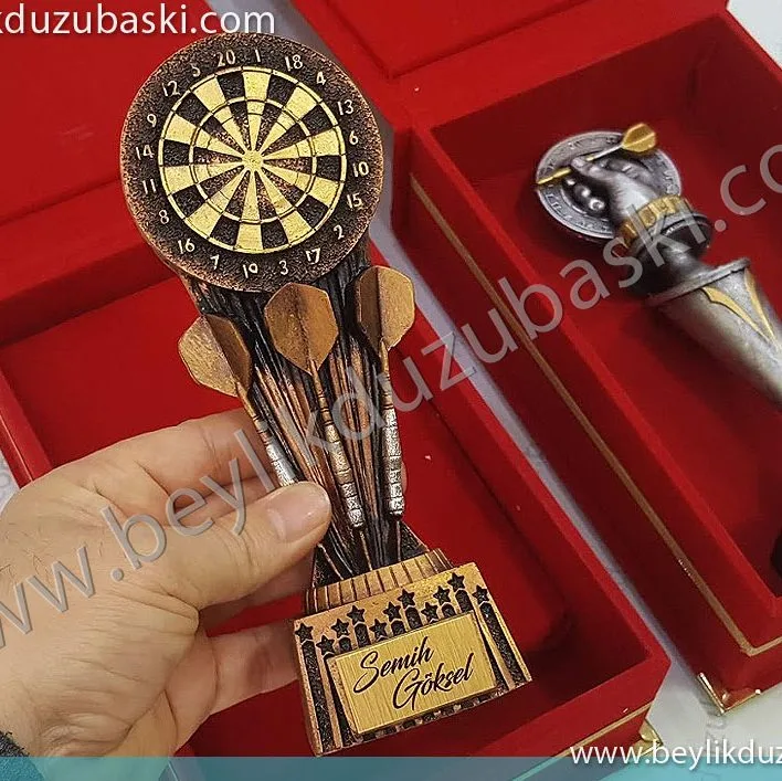 dart birincilik ödülü, özel kırmızı kutuda, kaliteli malzeme, el boyaması, el yapımı ürünler, masa üzeri kullanıma uygun, birincilik kupaları üretimi