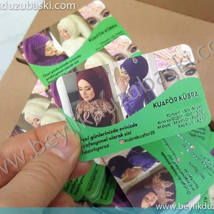 kuaför kartvizit, kübra kuaför için yapılan, kalın kartvizit, kenarları yuvarlak kesimli, kalın, kabartma laklı kartvizit