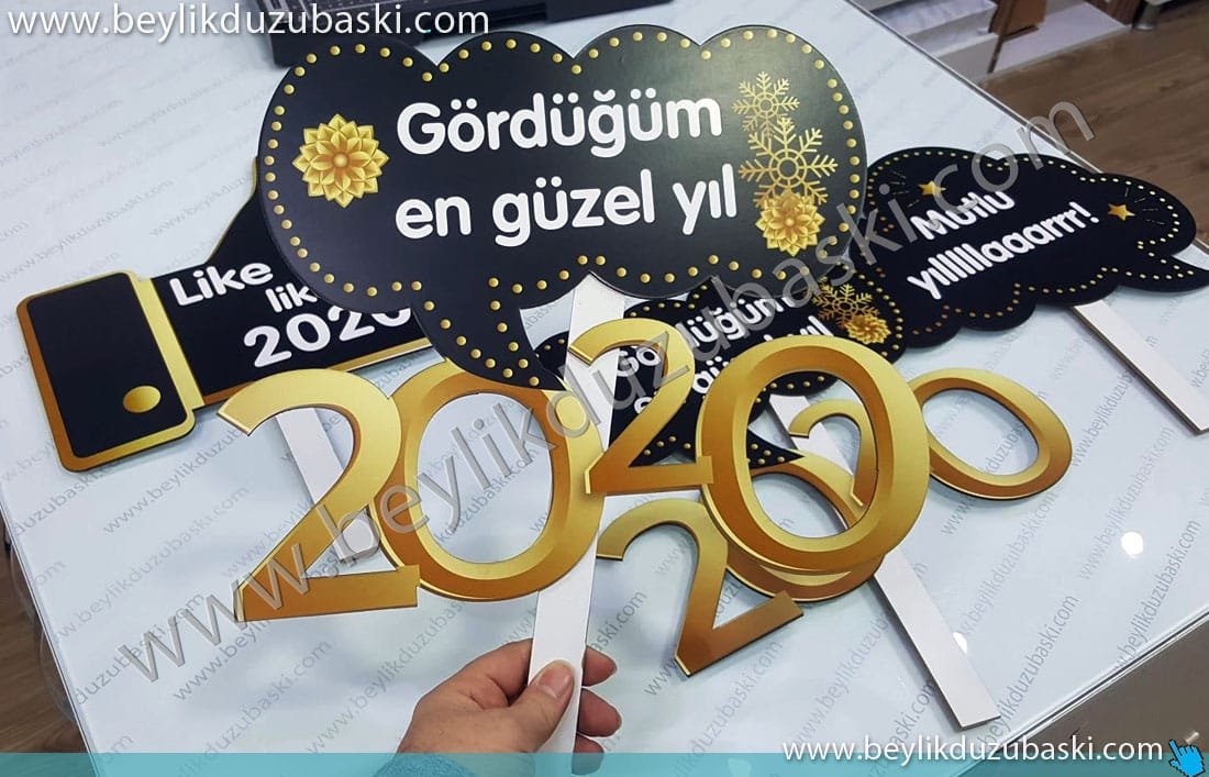 lazer kesimli, elle tutulan, kutlama malzemeleri, özel tasarımlı, özel kesimli, 3mm plastil malzemelerin üzerine, kaliteli baskı ve tutma saplı, dövizler lazer kesimli, elle tutulan, kutlama malzemeleri, özel tasarımlı, özel kesimli, 3mm plastil malzemelerin üzerine, kaliteli baskı ve tutma saplı, dövizler