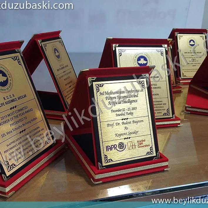 plaket, acil plaket, kaliteli plaket baskıları, ürünleri bekleyip alabilirsiniz, beylikdüzü plaket imalatı, kendinden kutulu, kırmızı kadife plaket