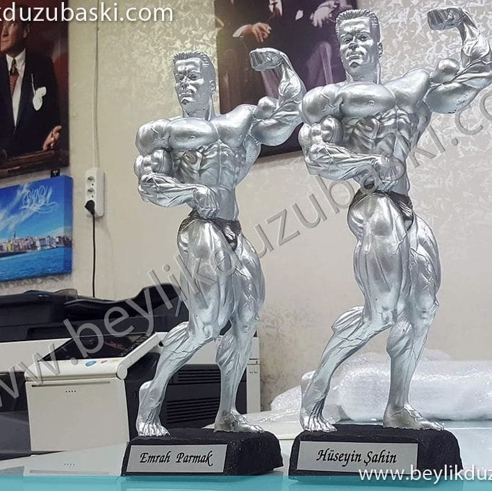 vücut geliştirme heykeli, vücut sporları ile uğraşanlar için, özel el boyaması, döküm polyester, vitrin ve masa üzeri kullanıma uygun, hediye ürün, isim baskılı, masa isimliği