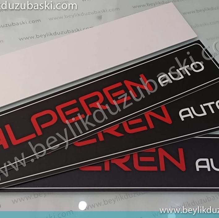 alperen auto için yapılan, araç resim çekiminde kullanılan plakalık, galeriler için araç plakalık baskısı, plastik ürün, üzeri korumalı uzun süre kullanımı vardır