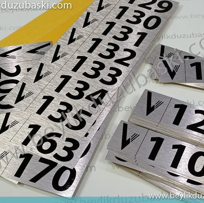 alüminyum metal baskı, arkası yapışkanlı logo ve seri numara baskılı, metal plaka imalatı