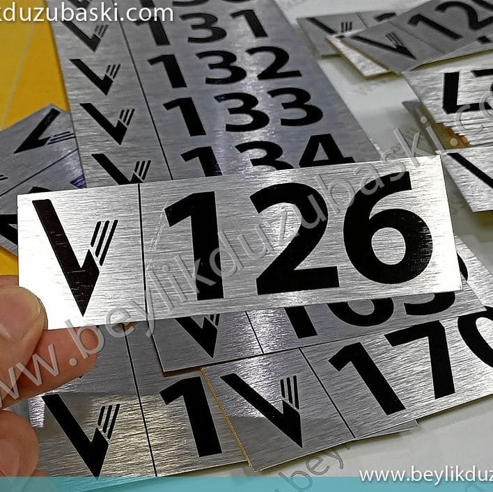 metal plaka baskı, logo ve seri numara baskılı, alüminyum plaka, arkası bantlı metal etiket baskısı, acil üretim, bir günde teslim hızlı baskı