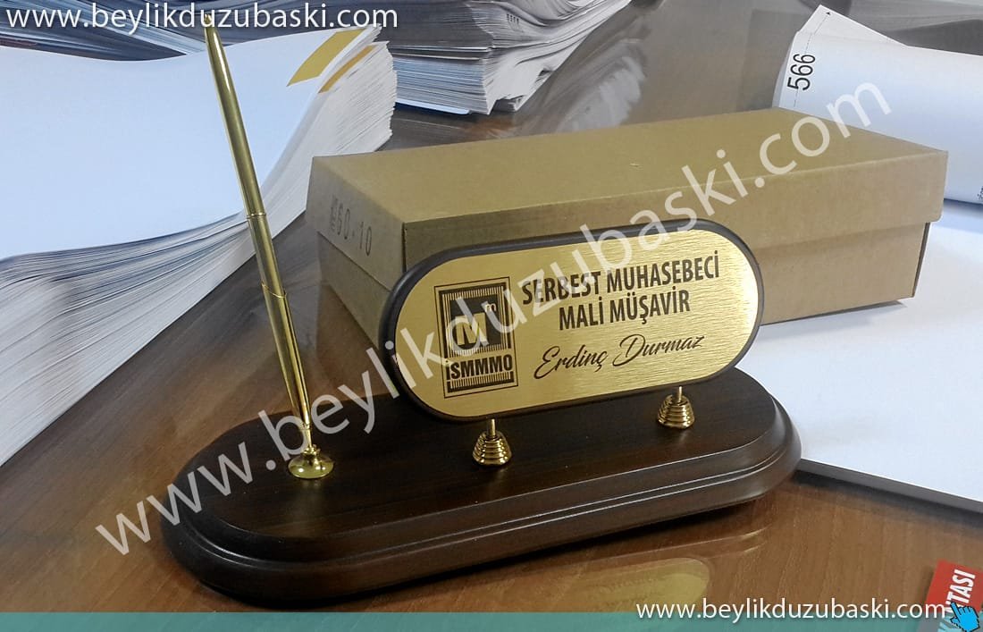 muhasebeci için, ahşap masa isimliği, kalemlikli, isim baskılı, logo baskılı, hediye ürün, kaliteli baskı, dekoratif ürün muhasebeci için, ahşap masa isimliği, kalemlikli, isim baskılı, logo baskılı, hediye ürün, kaliteli baskı, dekoratif ürün