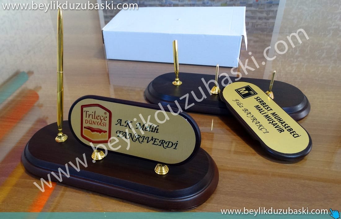 mushaebeci masa isimliği, ahşap masa isimliği, kalemlikli, dekoratif, şık ve kaliteli, masa isimliği, isim baskılı ahşap isimlik mushaebeci masa isimliği, ahşap masa isimliği, kalemlikli, dekoratif, şık ve kaliteli, masa isimliği, isim baskılı ahşap isimlik