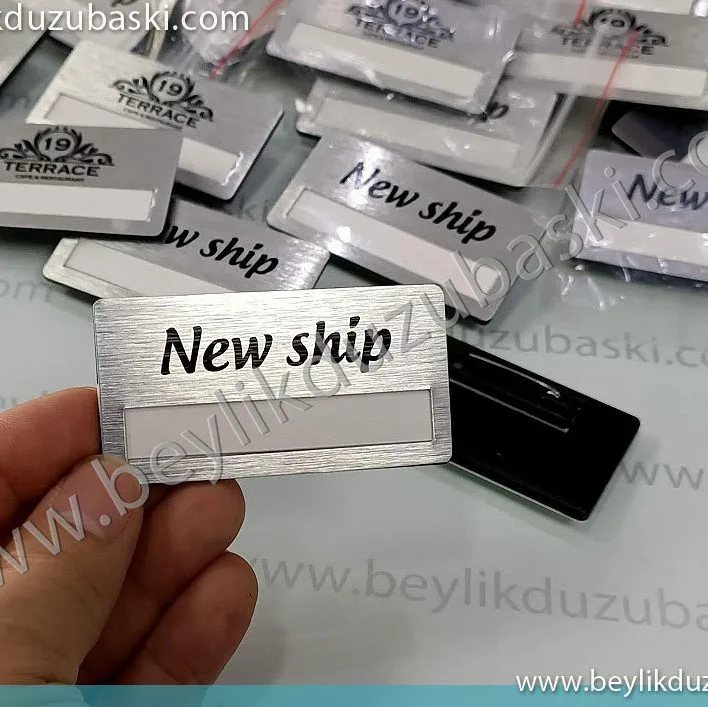 yaka isimliği, metal personel isimliği, new ship firması için yapılan, acil yaka isimliği imalatı, kaliteli personel yaka isimliği