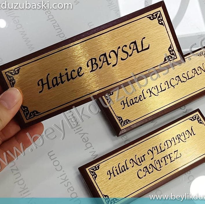 6x16 cm ahşap üzerine, sarı metal, isim baskılı ürün, müşterimiz kapı isimliği olarak kullanmıştır, farklı kapı isimliği, tabela imalatları yapılmaktadır, acil baskı, aynı gün kargo