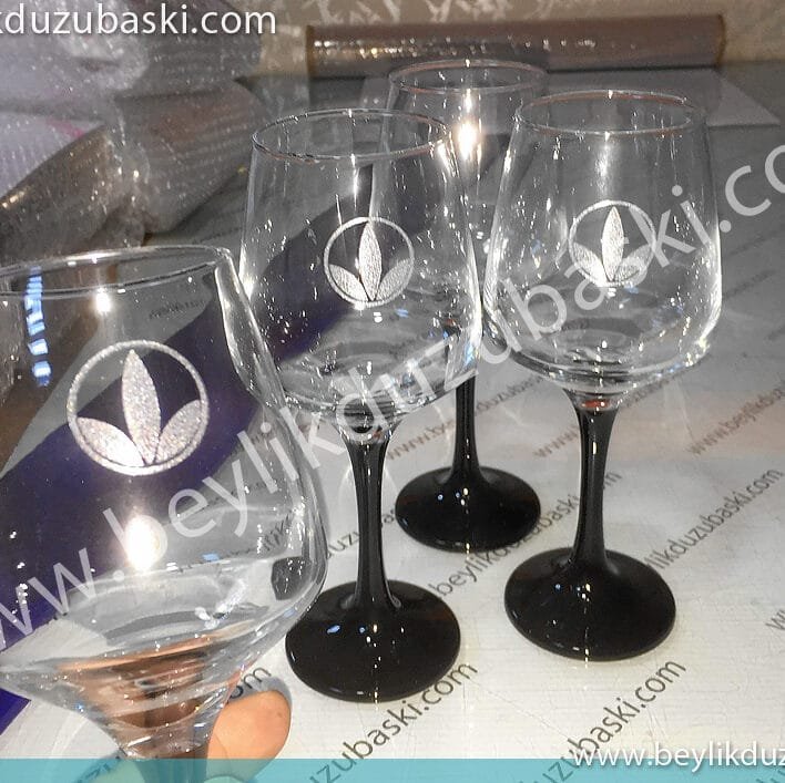 Cam kadeh üzerine, logo ve yazı baskıları yapılır, herbalife için yapılan, örnek bir baskı, kaliteli lazer uygulama, markalama