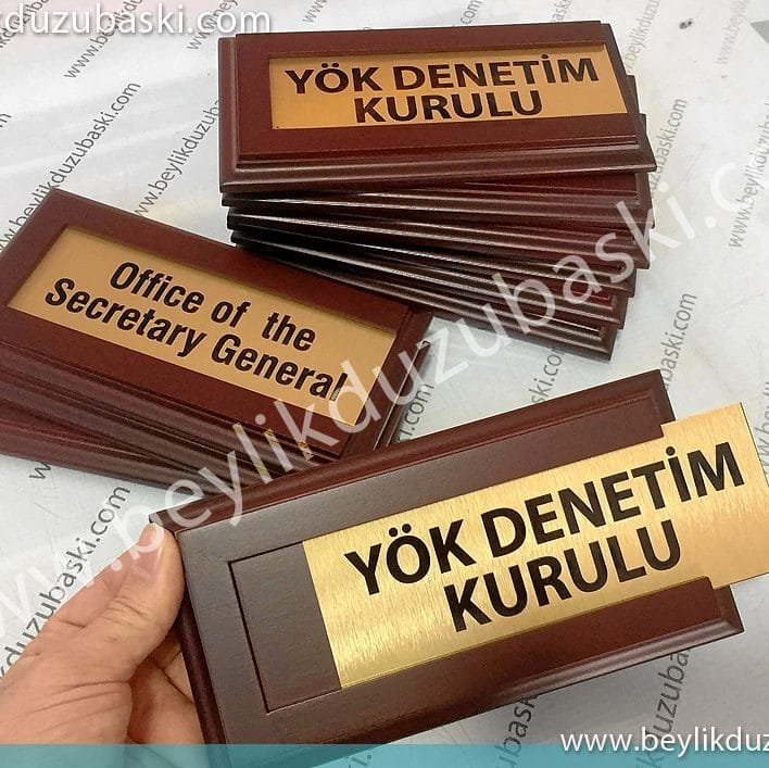 ahşap kapı isimliği, içi değişen kapı isimliği, metal baskılı kaliteli kapı isimliği, başka yerde olmayan kaliteli metal ve ahşap baskılı kapı isimliği