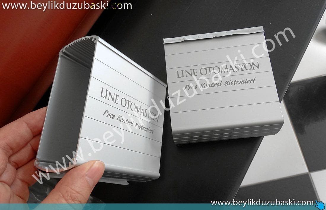 alüminyum profile logo baskı, lazer ile markalama, lazer ile metal üzerine logo baskı, lazer markalamai alüminyum üzerine baskı, lazerle kazıma ve markalama yazı yazılması alüminyum profile logo baskı, lazer ile markalama, lazer ile metal üzerine logo baskı, lazer markalamai alüminyum üzerine baskı, lazerle kazıma ve markalama yazı yazılması