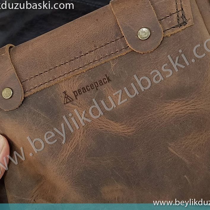 gerçek deri üzerine baskı, deriye baskı, deri üzerine marka logo ve isim baskı, acl deriye baskı, çıkmaz, kazınmaz, kaliteli kazıma baskı