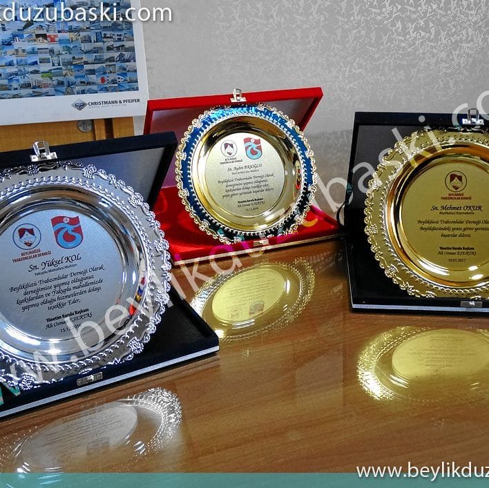 tabak plaket, büyük ebat, plaket tabak, isim ve logo baskılı, özel tasarımlı, kaliteli, şık hediye, masa üzeri kullanıma uygun, tabak plaket üretimi