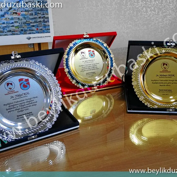 tabak plaket, büyük ebat, plaket tabak, isim ve logo baskılı, özel tasarımlı, kaliteli, şık hediye, masa üzeri kullanıma uygun, tabak plaket üretimi