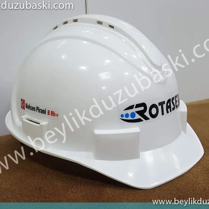 baret üzerine etiket, dış mekan dayanıklı etiket, baret müşteri getirmiştir, 3m kalite barettir, sadece logoları basılıp uygulanmıştır, fazla logolar müşteriye verilmiştir