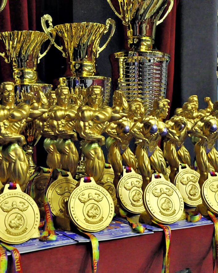It is a statue prepared for bodybuilding, a tournament award, a gift item, a tabletop bodybuilding statue becomes a statue next to the awards. It is an incredibly beautiful and high quality product. The bodybuilding statue is 43 cm in size, the product is cast polyester, the weight is 4-5 Kg, If you are looking for a special gift mug and plaque, this is the product you are looking for. Since we produce the products from scratch, there are dyeing and casting drying times, If we do not have a product ready at the time of order, you will have to wait a few days. Vücut geliştirme için hazırlanan heykeldir, turnuva ödülü, hediyelik ürün, Masa üzeri vücut geliştirme heykeli, ödüllerin yanına konulan bir heykel olur inanılmaz güzel ve kaliteli bir üründür Vücut geliştirme heykeli 43 cm ebadındadır, ürün döküm polyesterdir, ağırlığı 4-5 Kg vardır, özel bir hediye kupa ve plaket arıyorsanız tam aradığınız üründür, Ürünleri sıfırdan ürettiğimizden boyama ve döküm kuruma süreleri vardır, Sipariş esnasında hazırda ürünümüz yoksa birkaç gün beklemeniz gerekecektir