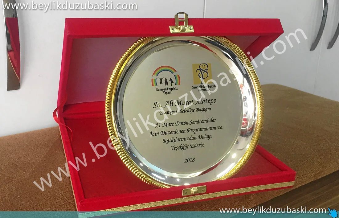 Belediye-başkanı-tabak-plaket-acil-üretim.jpg makam için, tabak baskı, görevli plaket, makam karşılama plaketi, tabak plaket, kutulu tabak plaket baskısı, kaliteli kupa plaket madalya baskısı