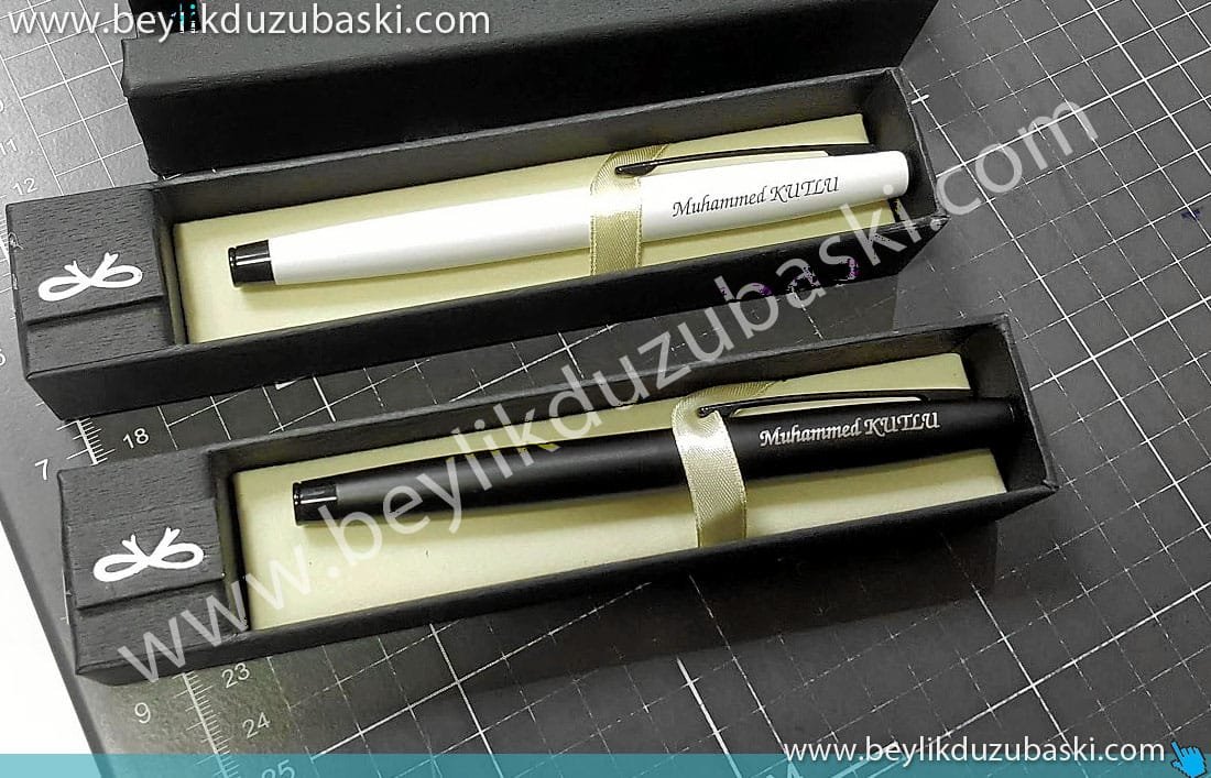 Kalem-üzerine-isim-baskısı-hediye-kalem-baskıları-kalem-ve-isim-baskısı-dahil-hediyelik-ürün-kaleme-lazer-ile-kazıma-isim-yazılması.jpg scrikss kalem üzerine isim baskısı, kaliteli kalemlere isim baskısı yapılmaktadır, lazer ile kalıcı ve kaliteli markalama, isim baskısı, acil bekle al