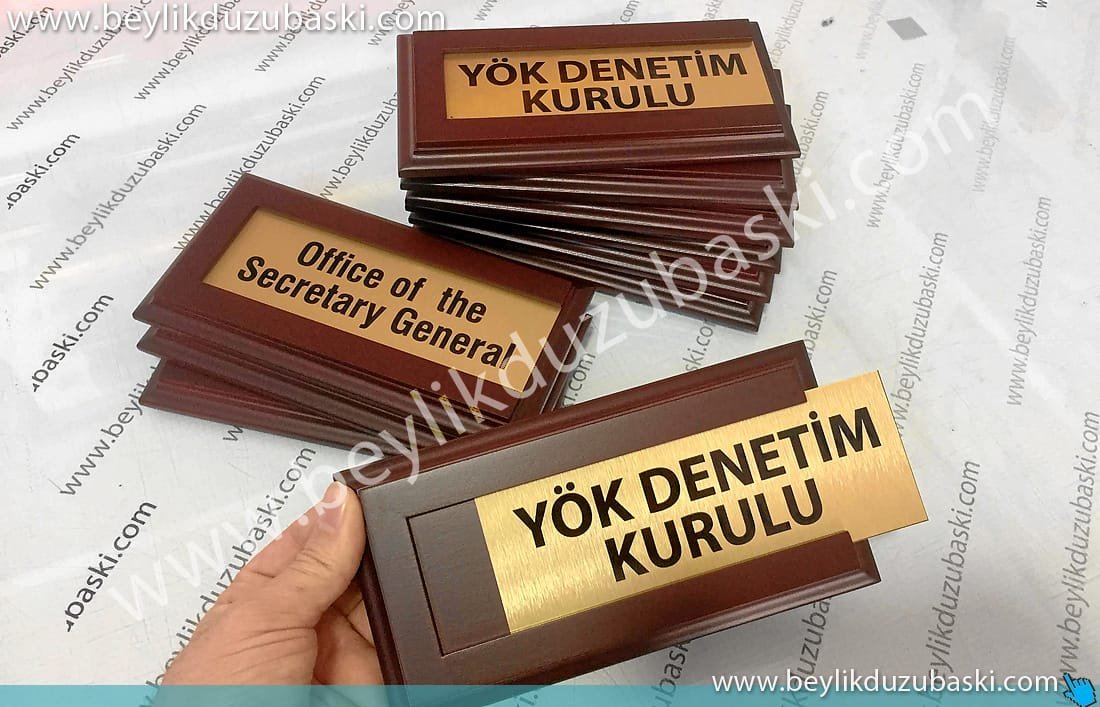 ahşap-kapı-isimliği-içi-değişen-kapı-isimliği-metal-baskılı-kaliteli-kapı-isimliği-başka-yerde-olmayan-kaliteli-metal-ve-ahşap-baskılı-kapı-isimliği.jpg ahşap kapı isimliği, çıkarılıp takılabilir kapı isimliği imalatı, ahşap sürgülü kapı isimlikleri, kaliteli ahşap kapı isimliği
