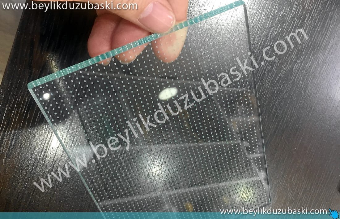 cam-üzerine-lazer-ile-nokta-atışları-ile-baskı-yapılması.jpg pleksi üzerine lazerle baskı, ayna pleksiye baskı, hızlı baskı, lazer sistem, acil baski merkezi, kaliteli baskı merkezi, hızlı üretim, ürün dahil hariç fiyat alnız, lazer baskı merkezi, genelde nadir olan karbon bazlı, hızlı lazerdir, her türlü pleksi, ahşap, deri gibi ürünlere hızlı baskı yapılır, firmamızda fiber lazer de mevcuttur