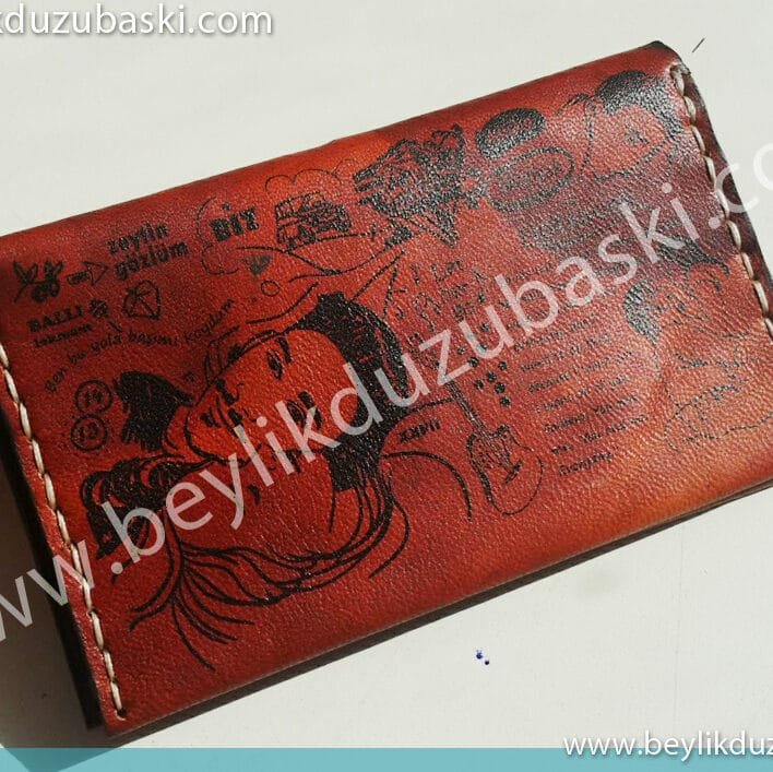 deri üzerine lazer ile baskı, yakma baskı, kazıma baskı, deri baskı, kaliteli baskı, tasarım desteği verilir, ürünü müşteri getirir, sadece baskı yapılmıştır, laser printing on leather, burning printing, scraping printing, leather printing, quality printing, design support is provided, the customer brings the product, only the printing is done