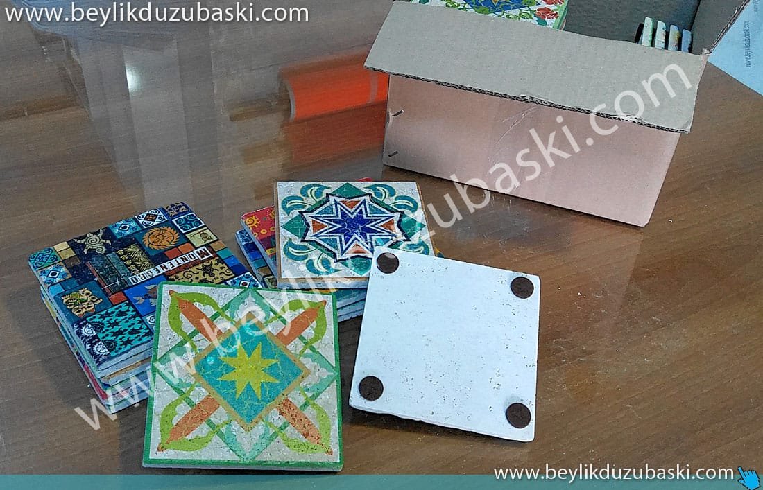 doğal-taş-baskı-bardak-altı-taş-baskısı-çini-desenli-bardak-altı-baskı-traverten-bardak-altı-baskısı.jpg mermer ve traverten taş üzerine baskı, mermere baskı, taşa baskı, traverten taşa baskı, çini deseni baskı, kaliteli baskılar, uv baskı merkezi, numune baskı, az adet baskı, üretim adedine göre fiyat alınız