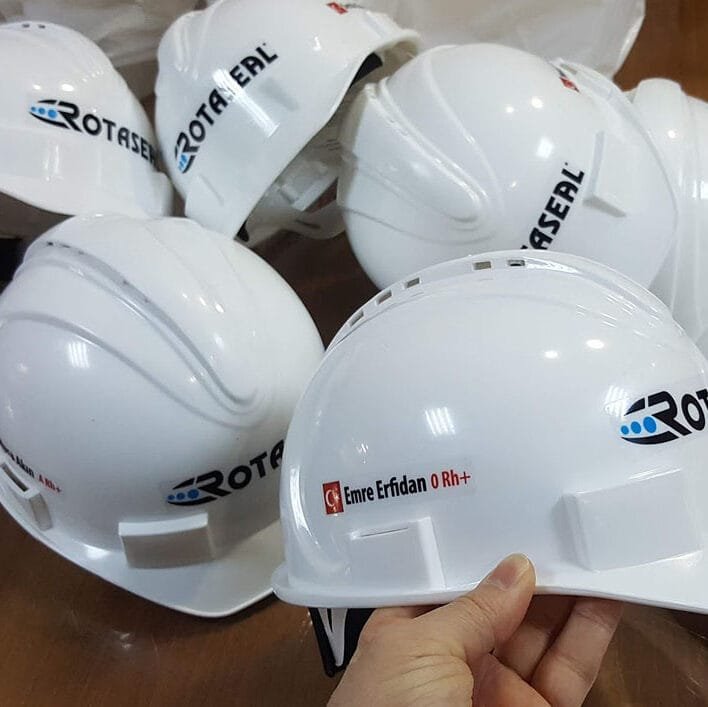 isim baskılı baret, logo baskılı baret, acil baret, kaliteli baret, dış mekan dayanıklı etiket baskı, baret üzeri, logo ve isim baskı, inşaat bareti, güvenlik bareti