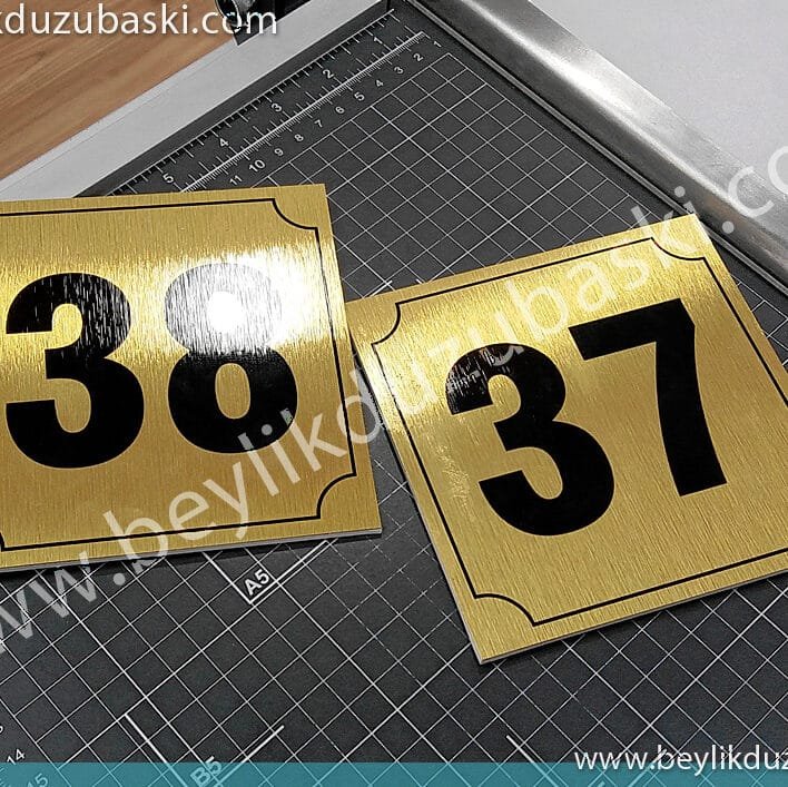 Metal etiket baskı, numara sıralı metal plaka baskı, sıra takibi olan metal etiket, apartman kapı numarası, gümüş renk metal numara