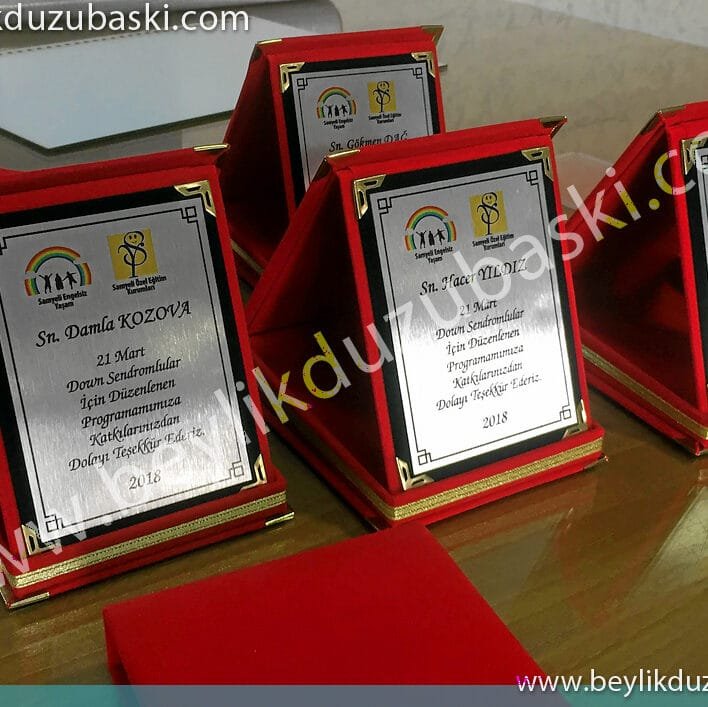 plaket baskılı ürün, makama, isime, etkinliğe verilen kırmızı plaket, kutulu plaket, metal baskı dahil orta boy plaket üründür, adetli alımlarda özel fiyat verilir, acil plaket üretimi yapılır