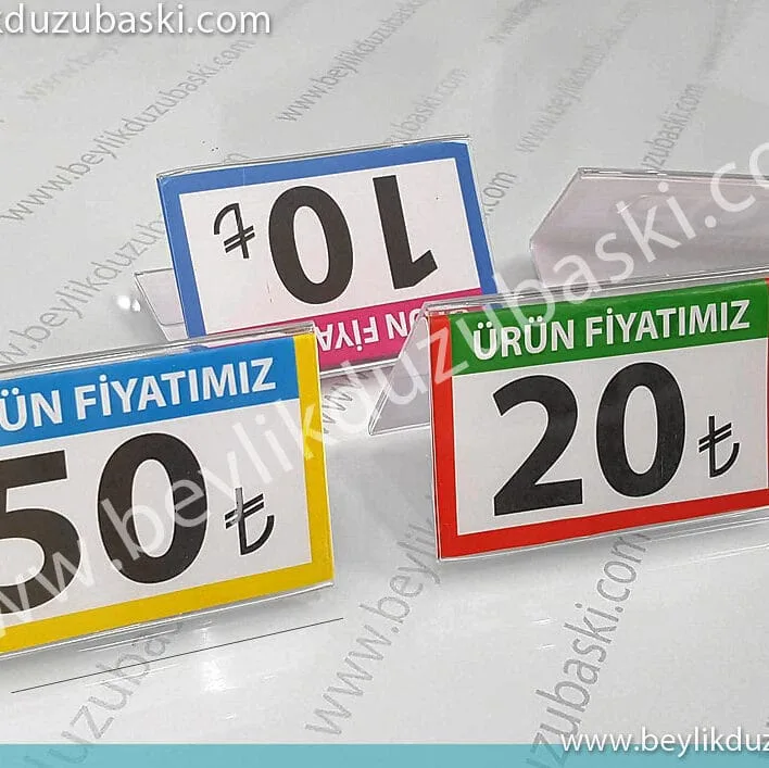 üçgen masa isimliği, ürün ismi açıklaması, rezerve, davetli ismi, katılımcı adı, gibi birçok tanıtıcı plastik üçgen kartlık, ürün tanıtımı, özellikleri, kampanya, fiyat bilgisi yazılı, masa üstü kartlık