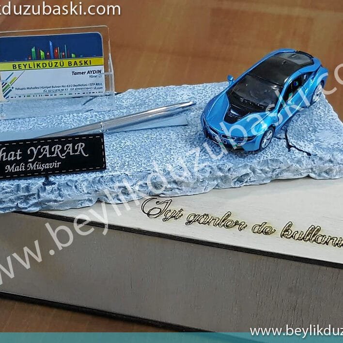 masa üzeri araba maketi, masa üzeri kullanıma uygun hediye ürün, yerli üretim, el boyaması, özel tasarım, kişiye özel isim baskılı, masa isimliği, galeri ve yeni araç alımlarında hediye