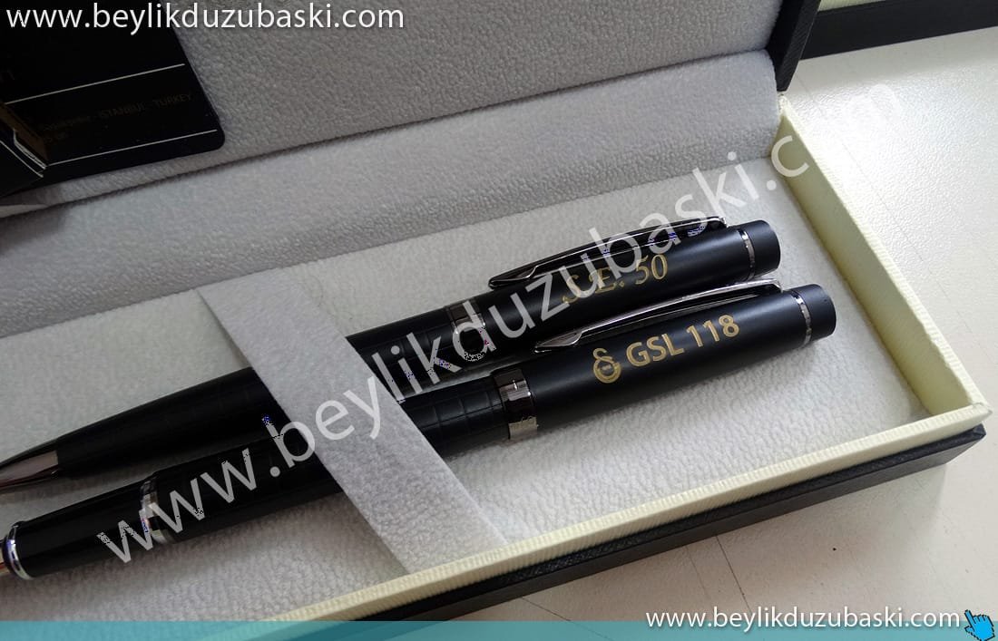 metal-kalem-isim-baskı-acil.jpg scrikss kalem üzerine isim baskısı, kaliteli kalemlere isim baskısı yapılmaktadır, lazer ile kalıcı ve kaliteli markalama, isim baskısı, acil bekle al
