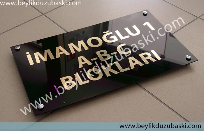 Siyah pleksi, kapı isimliği, dekoratif vidalı, kapı tabelası, acil baskı ve üretim, beylikdüzü, esenyurt, Karadeniz, kapı tabelası