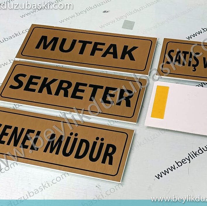 sarı metal, altın renkte, kapı isimliği, acil kapı tabelası, ofis kullanımı için, kaliteli dekoratif, uygun fiyatlı kapı tabelası, yapılmaktadır, acil kapı isimliği