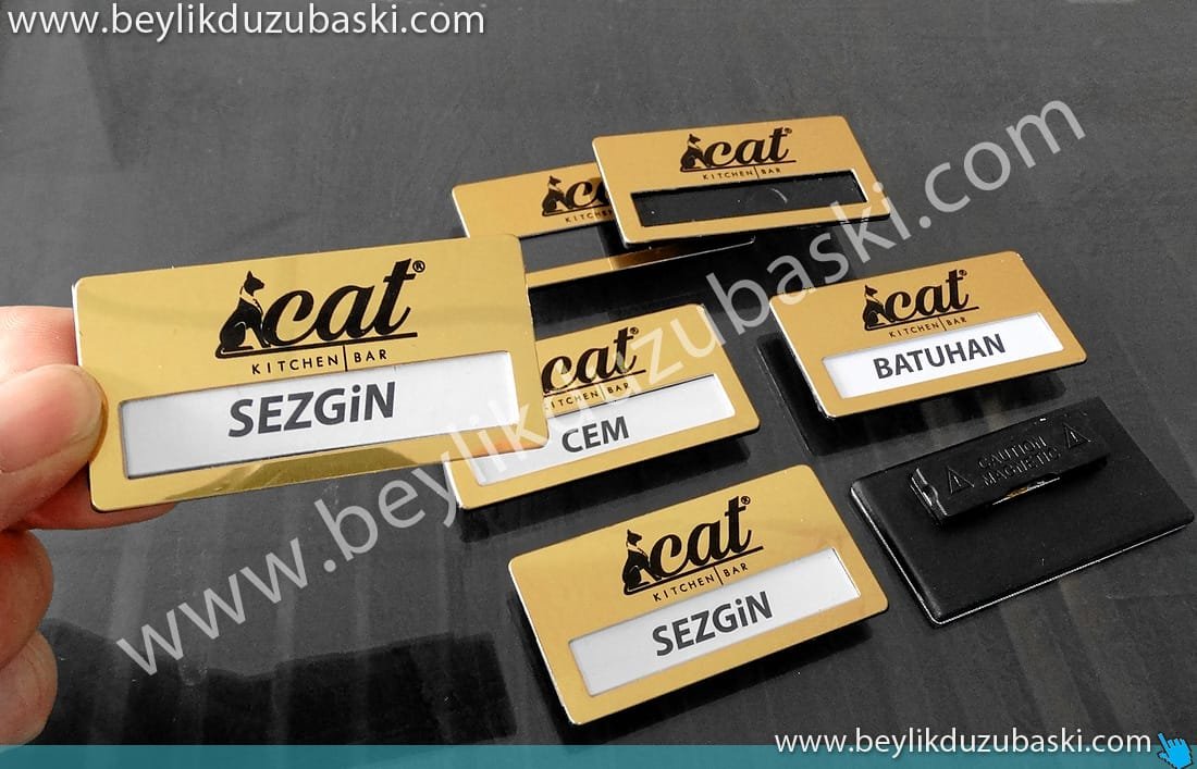 sarı-yaka-isimliği-baskı-fiyatı.jpg Yaka isimliği, Metal yaka kartı, logo ve kurumsal renk baskılı, personel yaka kartı, hızlı üretim, aynı gün kargo, personel yaka isimliği imalat