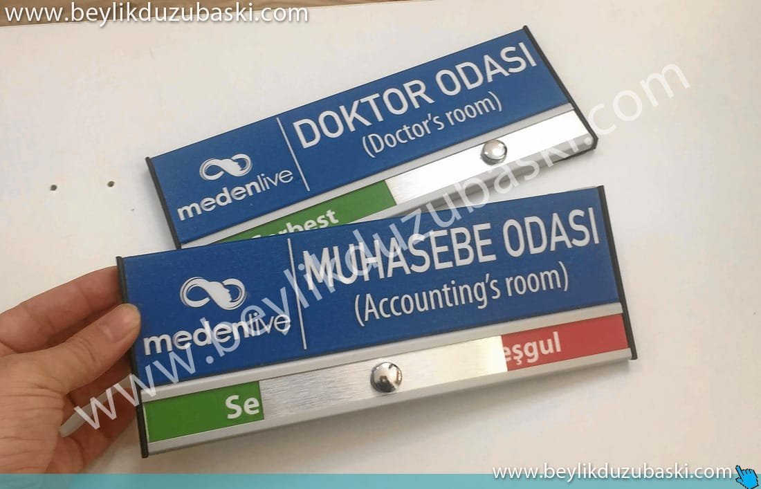 toplantı-odası-masa-isimliği-imalatı-sürgülü-masa-isimliği-renkli-baskılı-serbst-meşgul-kapı-isimliği.jpg renkli baskılı, sürgülü kapı isimliği, direk alüminyum kapı isimliği üzerine baskı, etiket değildir, boya baskıdır, sürgülü, serbest meşgul, renkli baskılı kapı tabelası