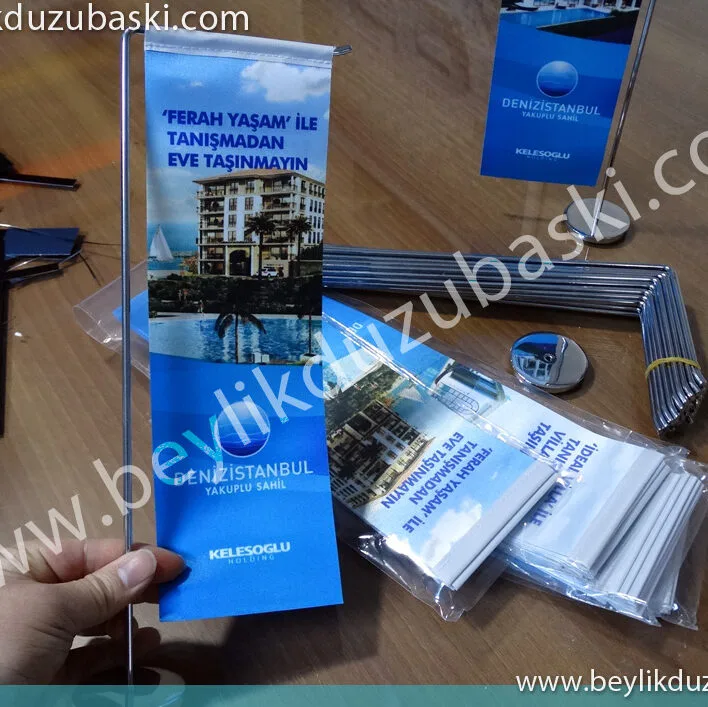 Samsun bayrak baskısı, masa bayrağı, kırlangıç şeklinde, masa bayrağı baskılı ürün, hızlı üretim, aynı gün gönderim, kaliteli baskı, T şeklinde masa bayrağı, tasarım desteği verilir, samsun reklam, acil reklam baskıları, kaliteli ürün, hızlı üretim, samsun reklam, samsun ozalit, samsun baskı merkezi