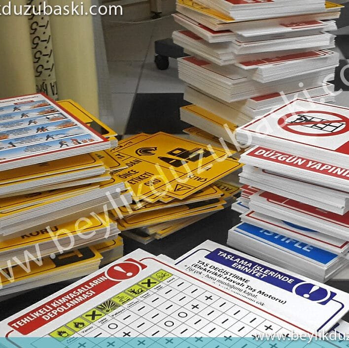 tehlikeli alanlar için, toplu uyarı levhası, şantiye için, uyarı tabelası, çalışma alanları için toplu yarı tabelası, güvenlik önlemleri, uyarı işaretleri olan, toplu tabela, büyük uyarı tabelası