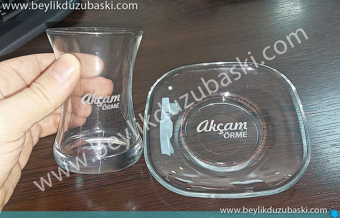 Çay-bardağı-ve-çay-tabağı-üzerine-logo-ve-isim-yazılması-yapılmaktadır-1.jpg cam bardak, çay bardağı baskı, çay bardağına, çıkmaz, kazınmaz, silinmez, lazer baskı, bulaşık makinada yıkanır, bardak baskı dahil fiyat