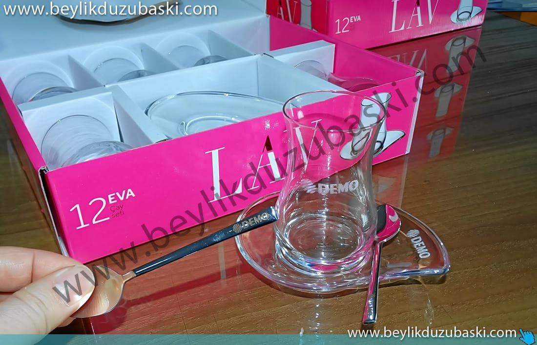 çay-bardak-baskı-0.jpg cam bardak, çay bardağı baskı, çay bardağına, çıkmaz, kazınmaz, silinmez, lazer baskı, bulaşık makinada yıkanır, bardak baskı dahil fiyat